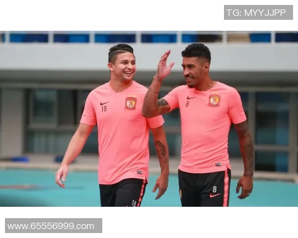 恒大与巴萨巅峰对决海报展现足球激情与荣耀之战